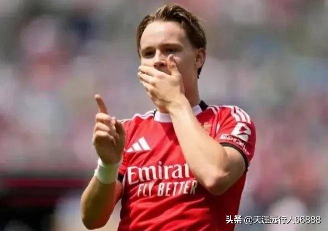 关于拜仁多打两人被大巴黎淘汰，主帅表现遭到质疑，球迷直言他该下课的信息