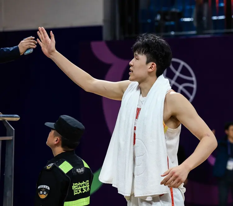 杨瀚森本赛季个人集锦上篇：场均2.8封盖领跑CBA(杨瀚森这个名字怎么样)