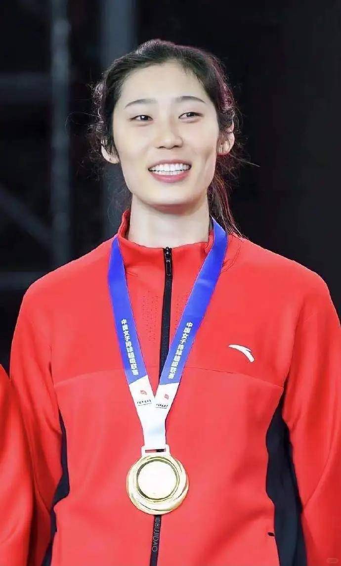 半岛体育-朱婷:今年没进国家队,多陪陪家人!网友:是排协不要的简单介绍