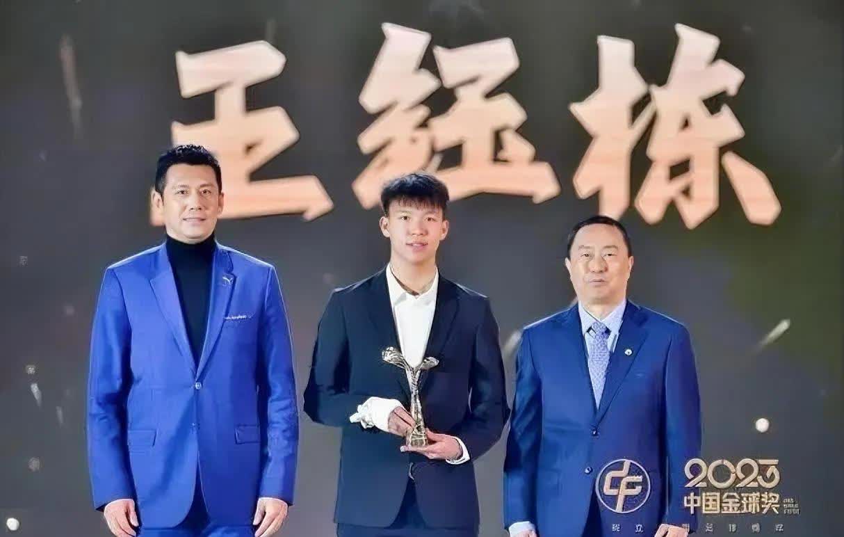 中国香港队宾纪文晒与王钰栋合影：赛后我第一时间向他道歉(纪文祥 台湾)