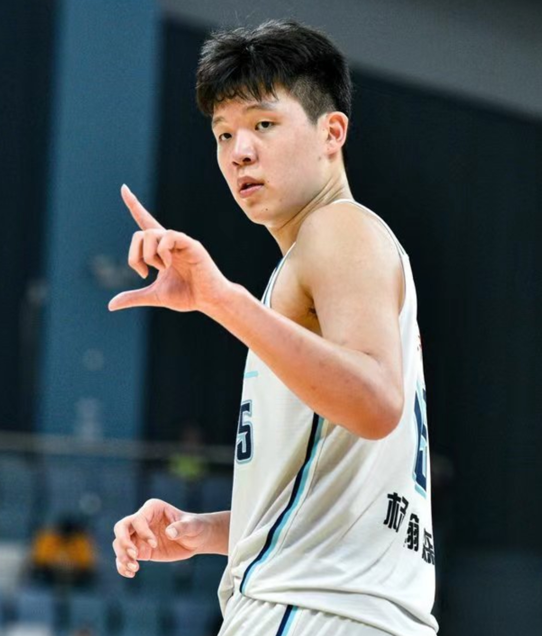 杨瀚森谈首秀最满意一点直言比赛节奏快喘不上气(杨瀚森NBA首秀得分上双)