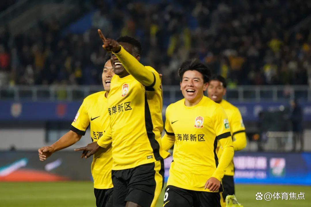 包含中超-莱昂纳多传射李新翔破门十人海港3-1河南的词条