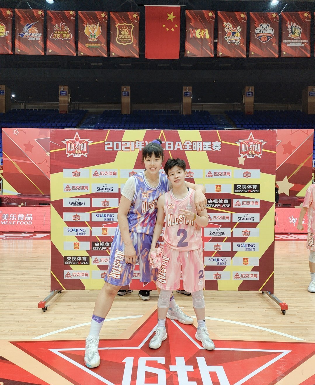 WNBA全明星众球员身着“还钱”T恤表达抗议(wnba全明星赛历史得分)