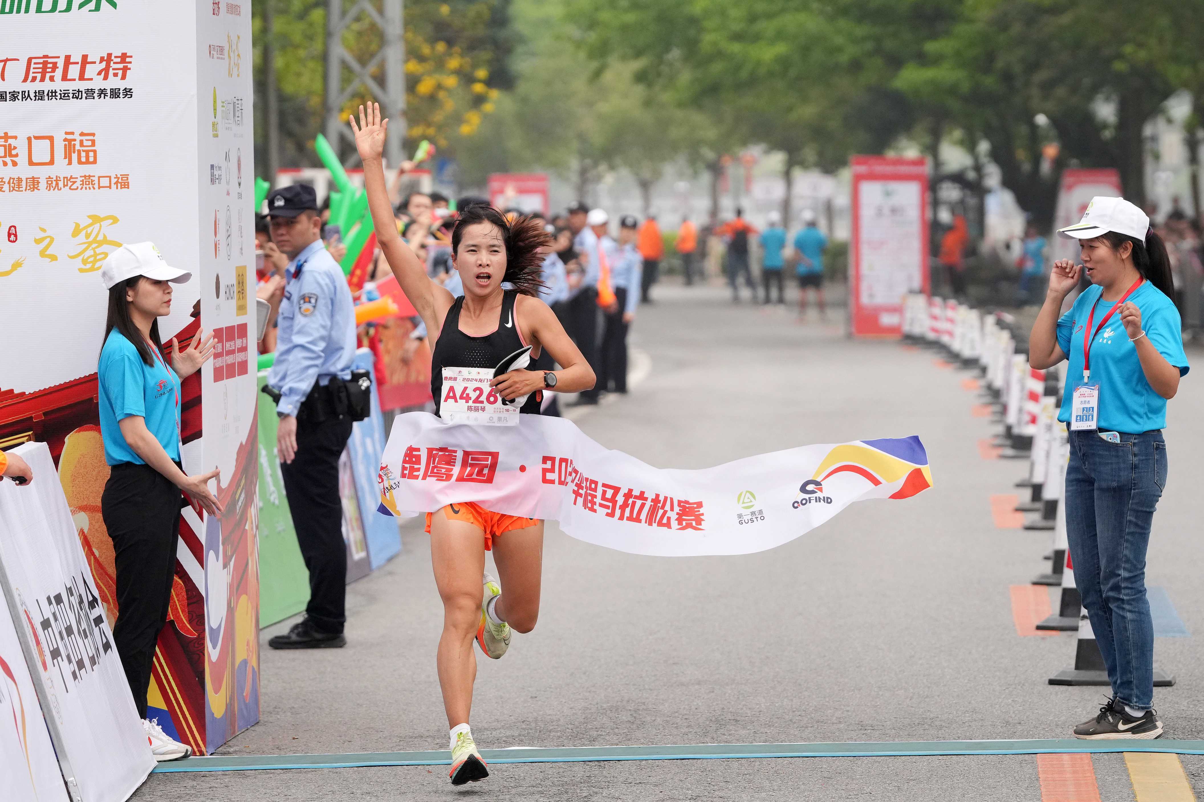 拉萨女足不怕困难!勇往直前赢取胜利(拉萨另类足球队)