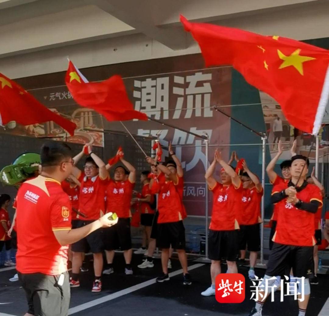 球迷们为自己支持的球队加油助威(球迷们正在为队员们加油鼓劲)